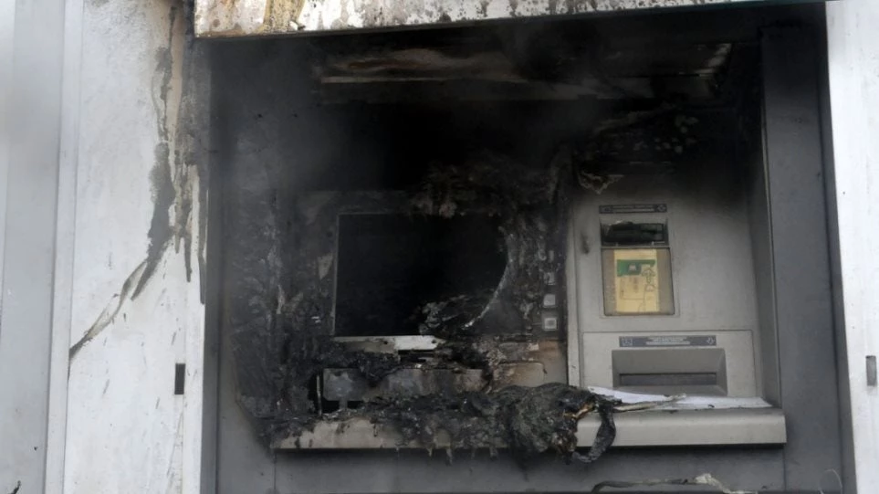 Ανατίναξαν δύο ΑΤΜ τραπεζών σε σούπερ μάρκετ στη Βαρυμπόμπη